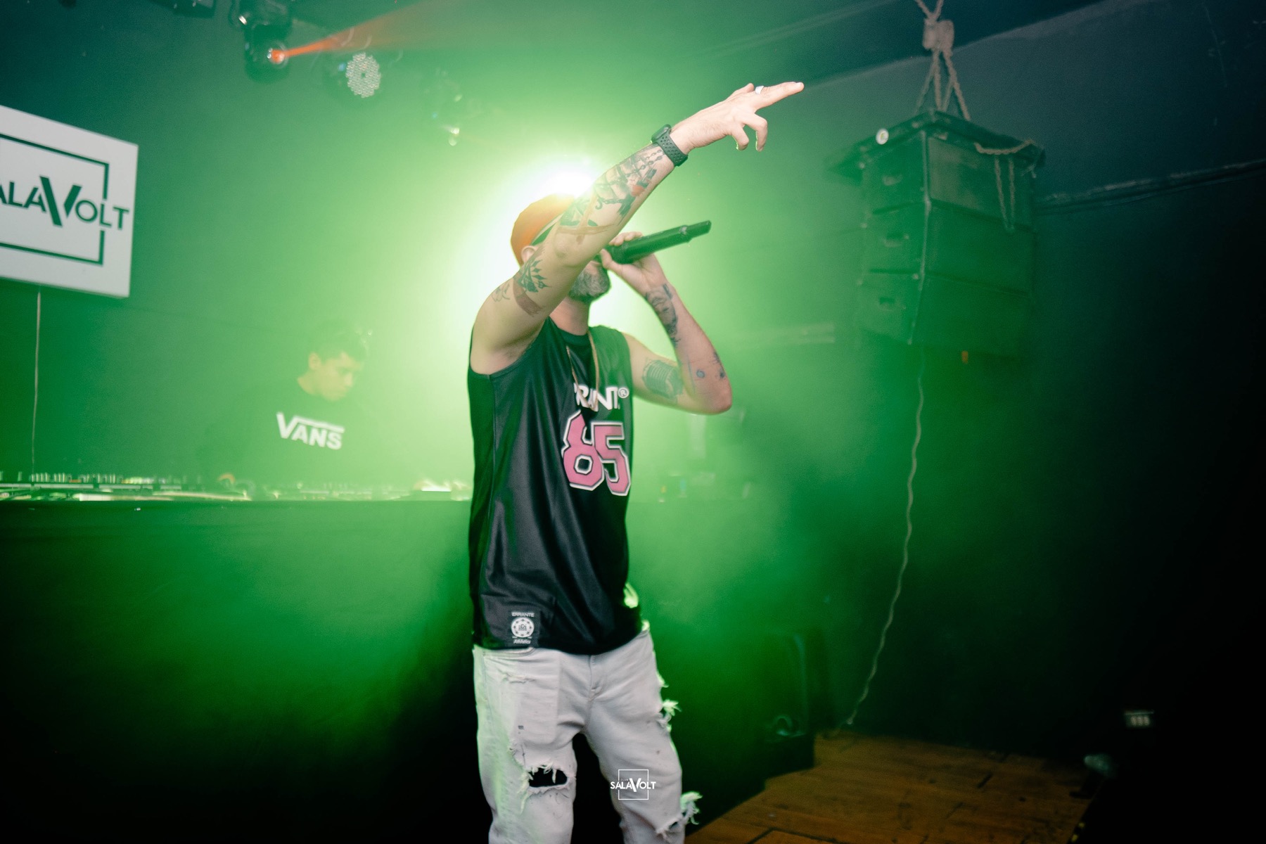 Presentación en vivo vinculada a la experiencia artística de Piso15 Music